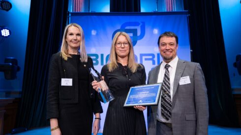   I mitten Brita Forsström från Svenska Retursystem som tog emot Upphandlingsnyckeln 2025. Här tillsammans med prisutdelarna Anja Clausin, generaldirektör på Upphandlingsmyndigheten och Örjan Berglund (C) ordförande i regionala utvecklingsnämnden i Uppsala. 