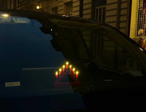 Taxi Stockholm rullar ut med ljus under Lucia. Foto: Taxi Stockholm.