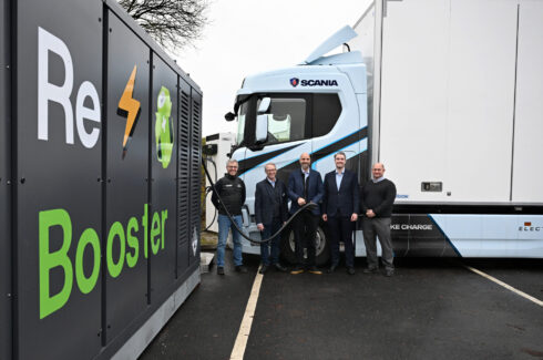  Från vänster Tony Sandberg, Head of Scania Pilot partner, Stefan Lindblom, Affärsstöd Scania Sverige, Joar Turesson, DemoCenter i Borås, Scania Sverige, Sebastian Schill och Niklas Olsson, Product engineer, Scania. Foto: Scania.