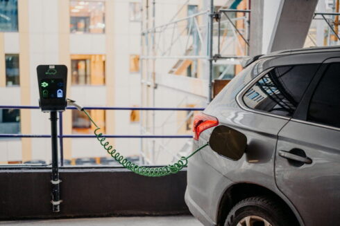 Det gäller att hålla tunga rätt i munnen för att få elbilspremie. 