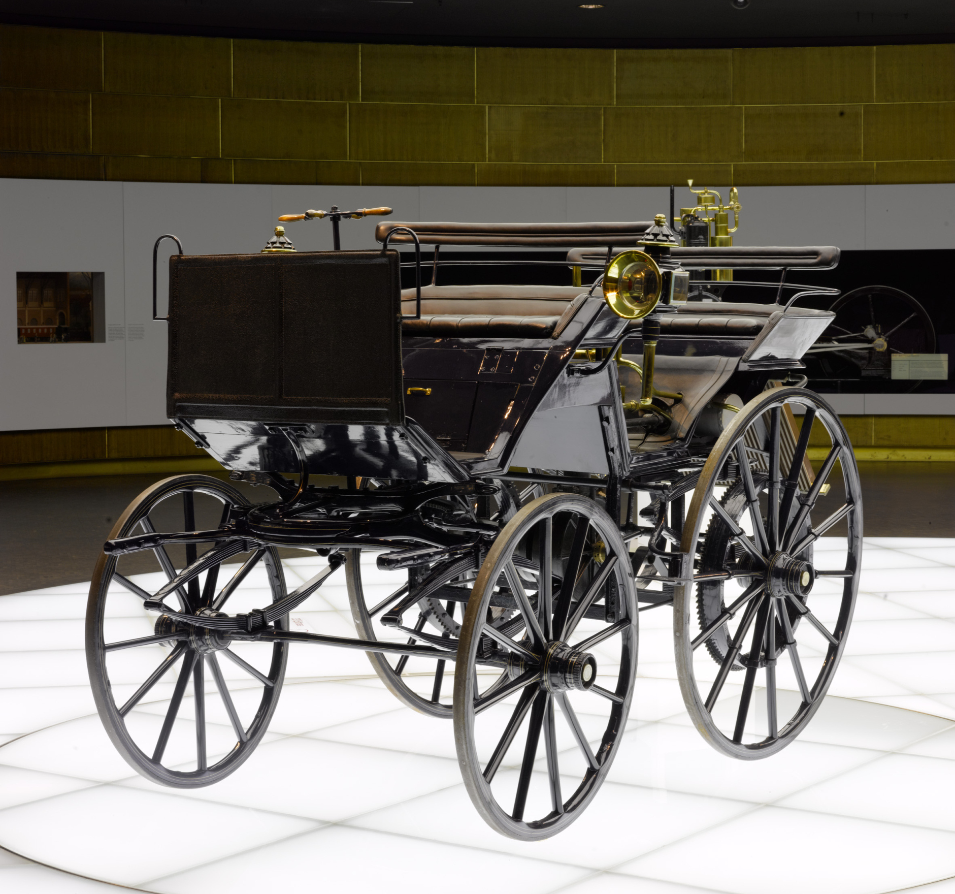 1886 presenterar Gottlieb Daimler världens första fyrhjuliga motorvagn. Foto: Mercedes.