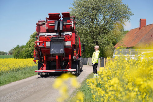   Insamling av fyrfackskärl. Foto: Ohlssons AB.