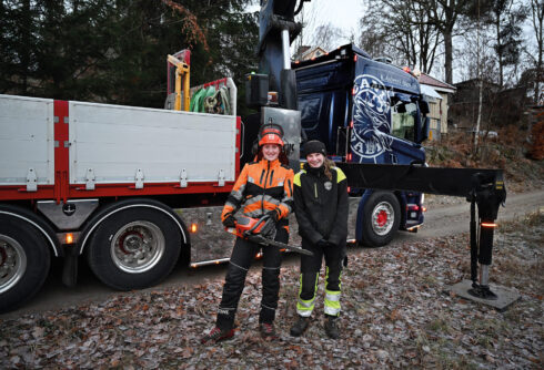 ly Nyberg sågade och Julia Åsberg skötte kranen. Foto: Tommy Holl