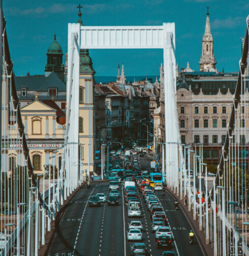 Endast 50 lastbilar från konvojerna fick köra in i Budapest. Foto/genrebild: Samo/Unsplash.