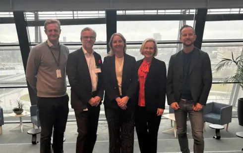    På bilden från vänster Nobinas vice vd Magnus af Petersens, Transportföretagens vd Jonas Hagelqvist, Transportföretagens förhandlingschef för Sveriges Bussföretag Jennie Banér, Sveriges bussföretags branschchef och vice vd Anna Grönlund och Nobinas vd Martin Pagrotsky.  Foto: Transportföretagen.