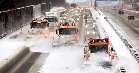Omfattande plogningsinsatser för att hålla undan snön från stormen Elli. Foto: Die Autobahn/Facebook.