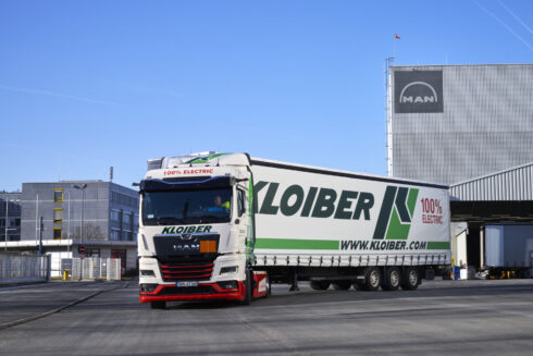   Logistikföretaget Kloiber har tagit den första av totalt 15 MAN eTrucks i drift för MAN:s inkommande transporter. Foto: MAN Truck & Bus.