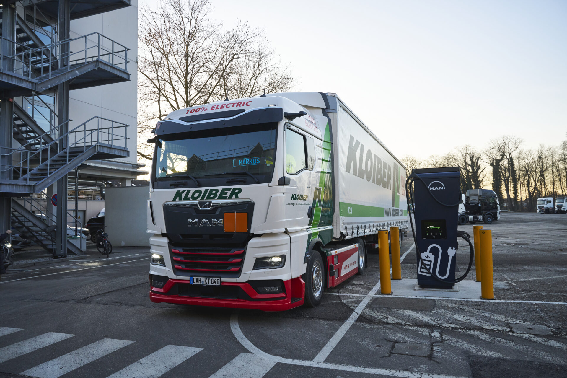 Laddinfrastrukturen vid MAN-fabrikerna i Nürnberg och München har utökats så att helt eldrivna lastbilar kan laddas snabbt och nära lossningsplatsen i inkommande trafik. Foto: MAN Truck & Bus.