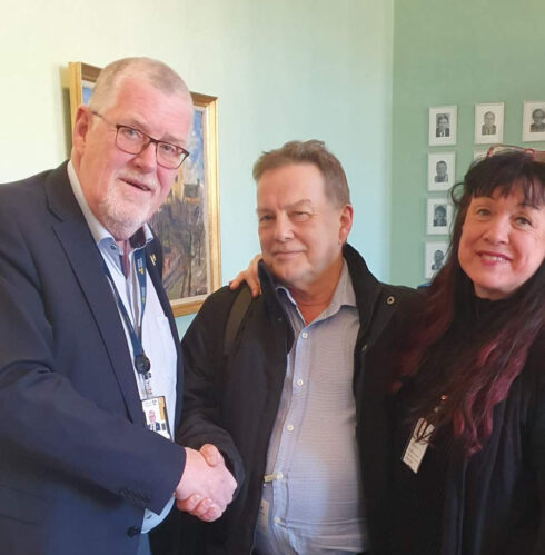 Thomas Morell tar emot BeA Nilsson och Susanna Lindh från HNPV. Foto: Susanna Lindh.