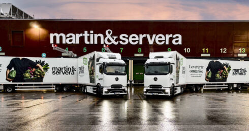 Nu har de två första eldrivna Mercedes-Benz eActros 600 ekipagen med kylaggregat satts i drift i Sverige.