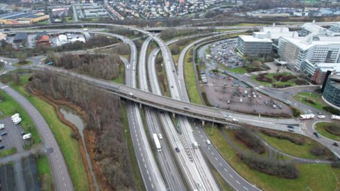    Söderleden ska breddas på en sträcka västerut från Åbromotet. Medan arbetet pågår påverkas trafiken. Foto: Trafik Göteborg.
