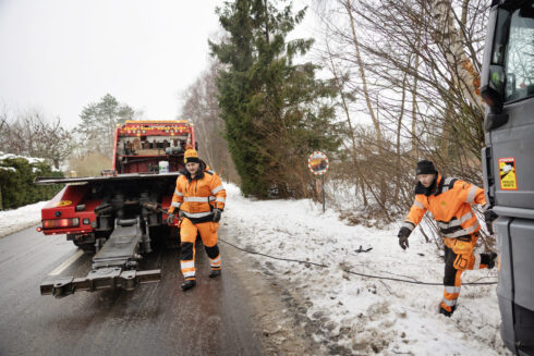  ”Det borde vara enkelt att kontrollera däcken på lastbilar som kör av färjorna och stoppa dem som inte uppfyller kraven”, säger André Lindgren, Assistancekåren. Foto: Assistancekåren.