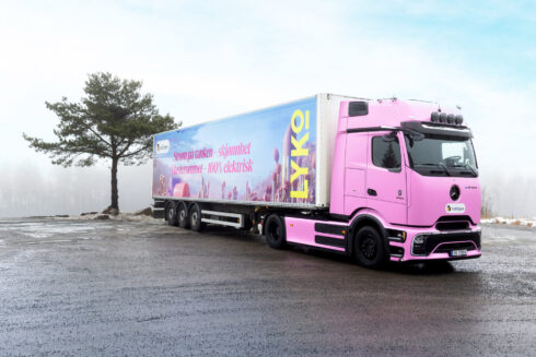 Den rosa lastbilen går nu på en fast rutt mellan Sverige och Norge. Foto: Endre Igland.