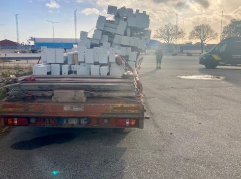 Det här är ett exempel på dåligt säkrad last inkommande som Kustbevakningen inte har befogenhet att direkt stoppa och lagföra utan Polisens medverkan eftersom det ju inte är farligt gods i lasten. Foto: Kustbevakningen.
