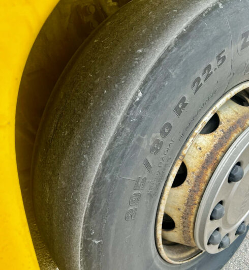 Nej, den här förslitningen på ett styrhjul på en buss har inte uppstått på en och samma dag, säger debattören.