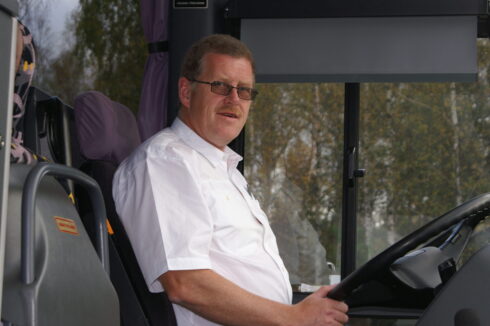 Thomas Morell har ett tungt förflutet och med det tung erfarenhet. Här bakom ratten i en buss. Foto: Privat.
