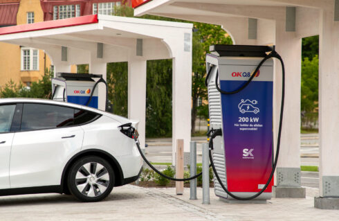 En del kommuner står stilla i utbyggnaden av laddinfrastruktur. En del till och med bbackar. Foto: OKQ8/Proffs arkiv.