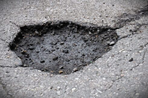  Potthål är ett tidigt vårtecken på vägarna, men få ersättningskrav för fordonsskador på grund av potthål ersätts. Foto: Trafikverket.