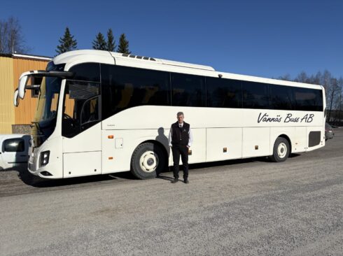 "Det har alltid fungerat, men det är inte Opus ansvar att bussarna besiktas", säger Niklas Svensson, vd, Vännäs Buss, som står vid en av företagets bussar. Foto: Privat.