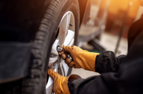   Svenska Däcksäkerhetsrådets checklista är en trafiksäkerhetssatsning riktad till både verkstäder och privatpersoner.  Foto: DRF.