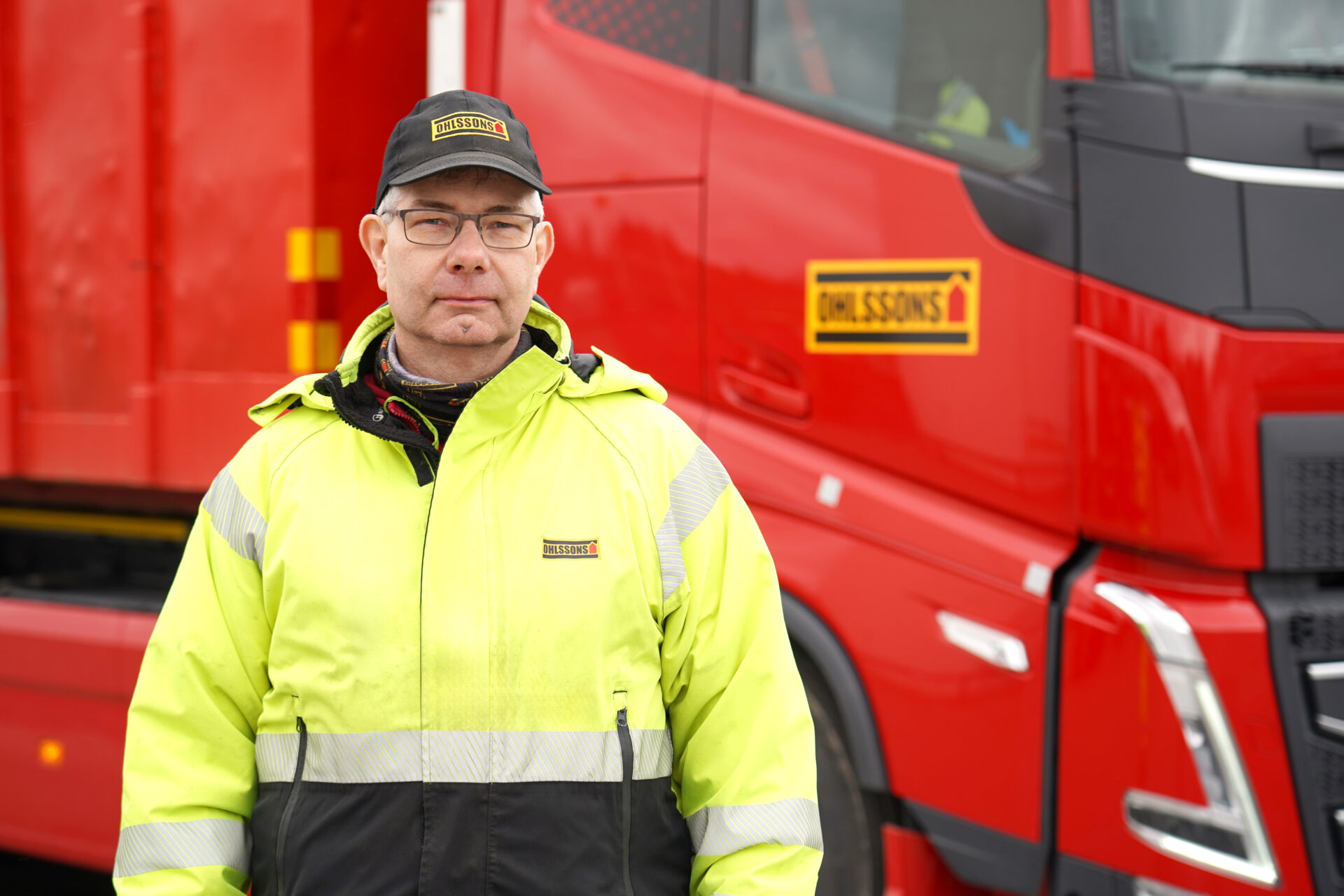 ”Det blir en omställning att köra den här sortens fordon, men det är också väldigt spännande”, säger lastväxlarchauffören Conny Ekblad. Foto: Ohlssons AB.