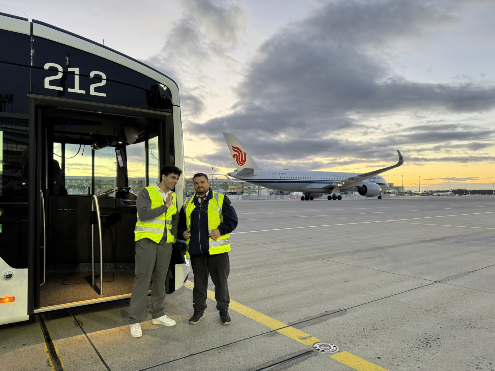  I fokus för kampanjen på sociala medier står till vänster Patrik, en mycket motiverad praktikant på MAN och till höger AeroGrounds busschaufför Franz. Foto: MAN Truck & Bus.