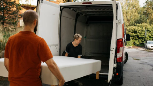   Det är viktigt att säkra sin last. Bäst är att använda en stängd släpvagn eller en skåpbil så att inget kan flyga av, skriver Trafik Göteborg. Foto: Trafik Göteborg.