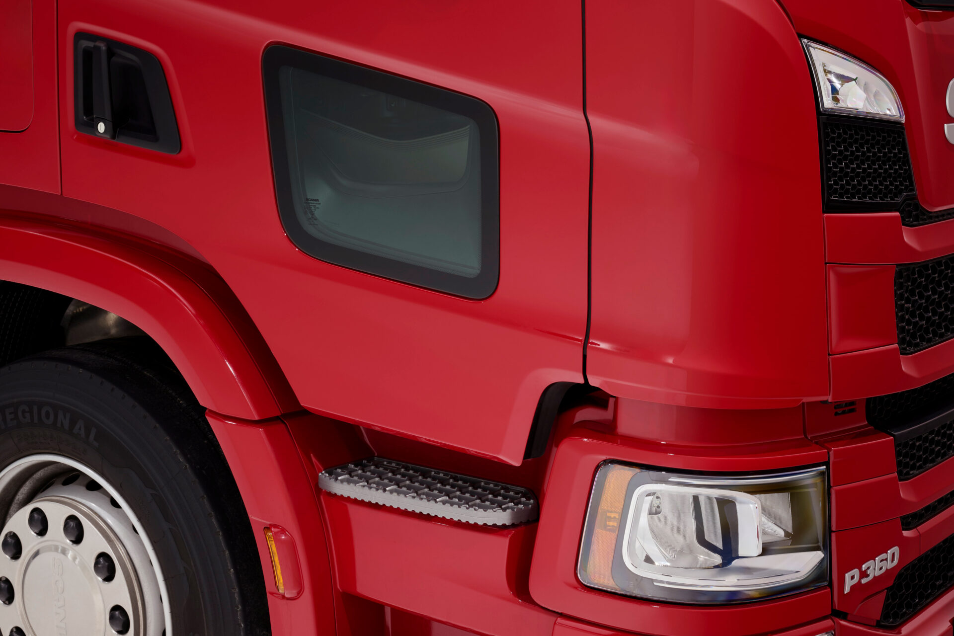 Säkerhetsfönstret gör det lättare för föraren att upptäcka exempelvis oskyddade trafikanter i stadsmiljö. Foto: Scania.