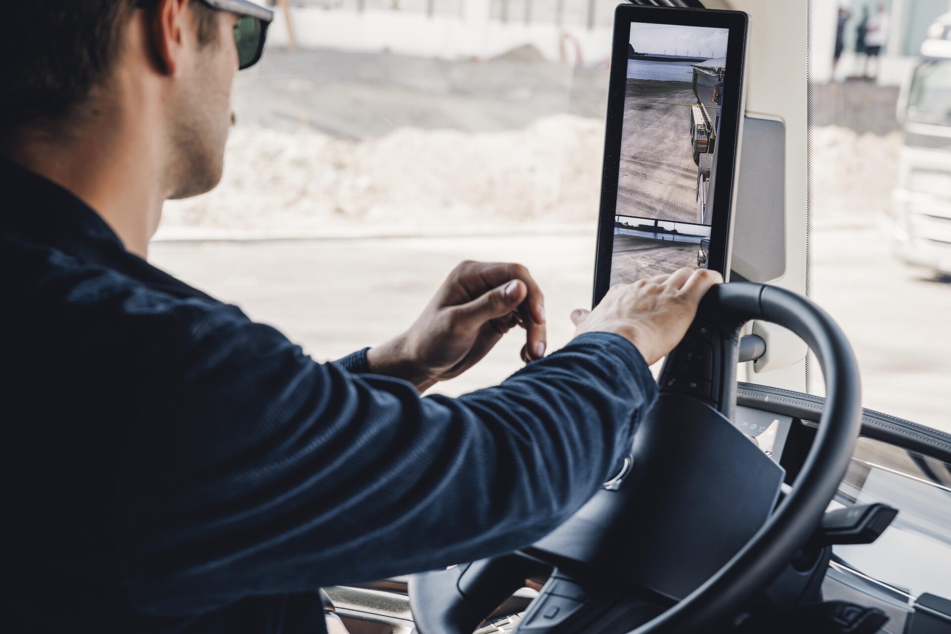 Bland annat visibilitetssystem bidrar till ökad trafiksäkerhet för såväl föraren som oskyddade medtrafikanter. Foto: Volvo Lastvagnar.