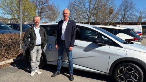 Johan Axelsson, fordonschef i Kungsbacka kommun, och Fredrik Hansson, ordförande i nämnden för Service. Foto: Kungsbacka kommun.