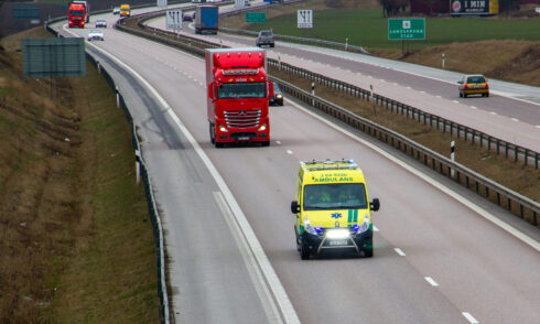 Att inte alltid kunna ta ambulanser ur trafik när de uppvisar allvarliga avvikelser ser huvudskyddsombudet allvarligt på. Foto: Genrebild.