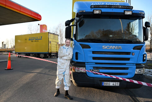 Patrik Jansson från Falu Tank i sin engångsmundering, redo att stiga ner i cisternen på Ingo-macken. Foto: Tommy Holl