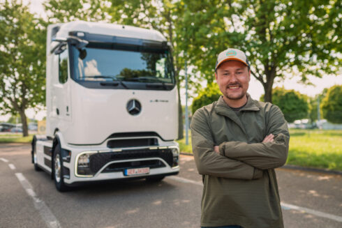 32-årige Tobias Wagner kommer att hålla sin följare uppdaterade om sina erfarenheter under resan. Foto: Daimler Truck.