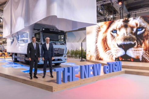  Friedrich Baumann, styrelseledamot för försäljning och kundlösningar på MAN Truck & Bus (höger), och Marc Martinez, vd för MAN Truck & Bus Italia, presenterade den nya MAN eTGM som världspremiär på Transpotec Logitec 2026 i Milano. Foto: MAN Truck & Bus.