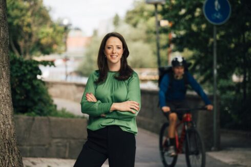 ”Vi röjer hindren för omställningen", säger Åsa Lindhagen (MP), klimtborgararåd i Stockholms stad. Foto: Miljöpartiet. 