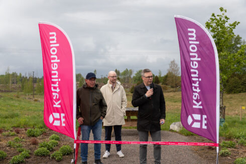 Fest och glamman när Preem presenterade att de inom kort ska öppna en drivmedelsstaion i Katrineholm. I mitten Mattias Holmqvist, kommunikationsansvarig på Preem. Foto: Preem