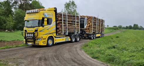 Ett fordon på över 6 miljoner kronor blir över en natt allvarligt skadat. Trafikverket: "Inga bevis på att det var vårt fel". Foto Almqvists Skogstransporter.