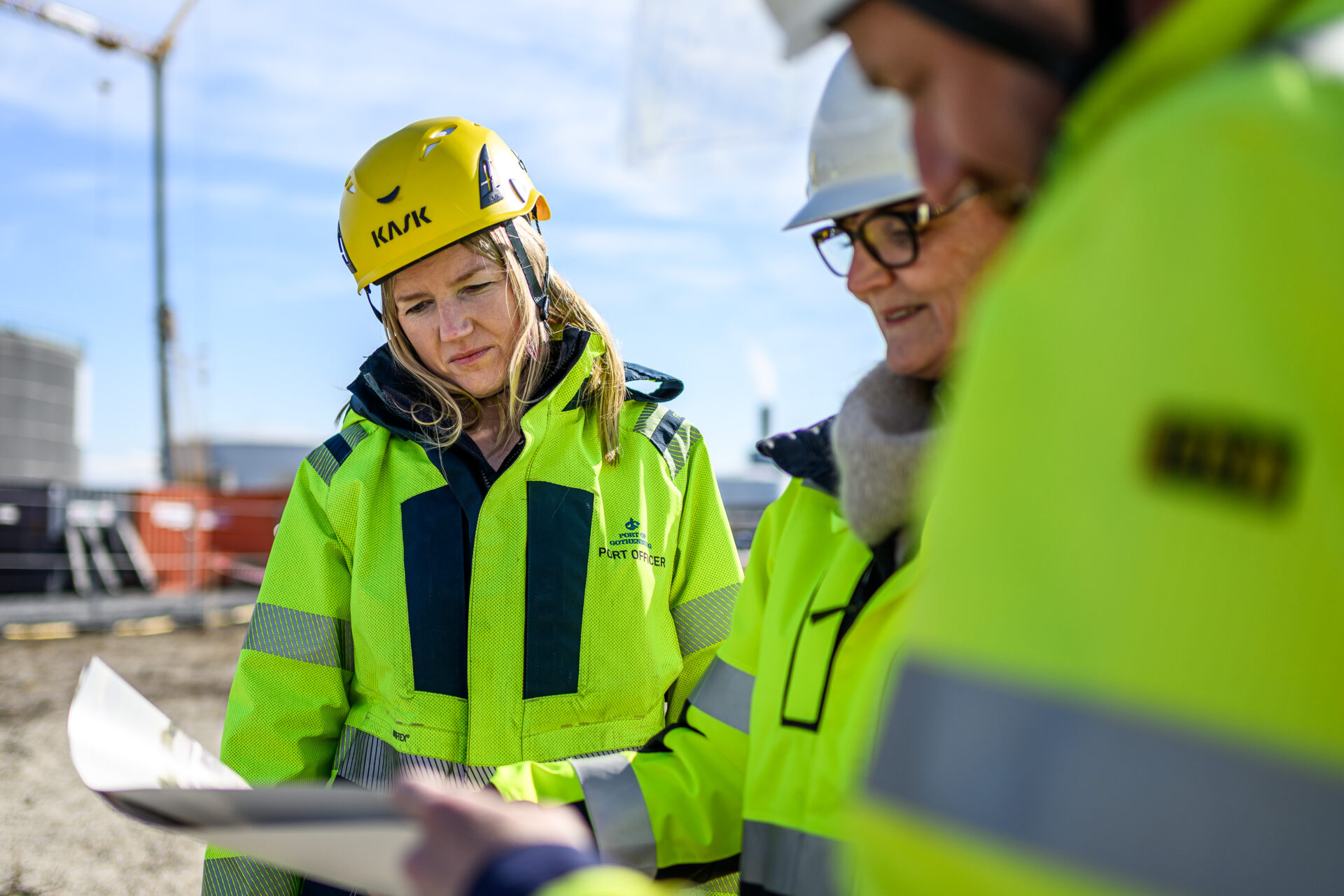 Nu har bygget startat. Från vänster Therese Jällbrink Göteborgs Hamn, Carolina Wistén, Nordion Energi, Johan Zakrisson, St1 biokraft. Fotot: Nordion Energi.