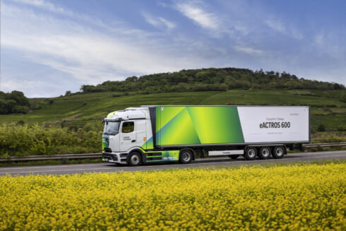    Mercedes-Benz eActros möjliggör nu tunga eltransporter upp till 64 ton i Sverige. 