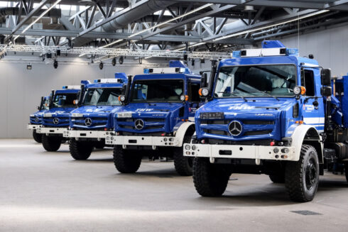 "Översvämningarna 2021 visade oss hur viktiga terrängfordonen är för såväl människorna som annan logistik", säger Sabine Lackner, ordförande i TWH. Foto: Daimler Trucks.