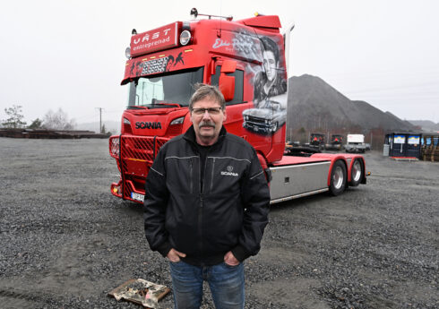 Håkan Johansson, 65, och hans Scania – en ny R590 som bara rullat 400 mil. Håkan kör för Västentreprenad AB och den nya bilen blev svaret från chefen när Håkan sa att han tänkte fortsätta jobba efter 65. Foto: Tommy Holl
