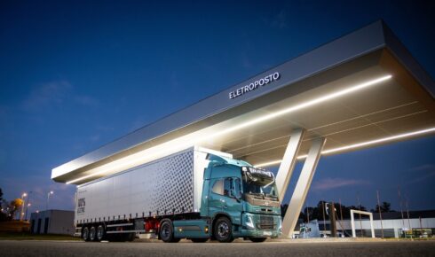 Tunga lastbilar ökar från låga nivåer, en fjärdedel bedöms vara eldrivna vid periodens slut. Foto: Volvo Lastvagnar.