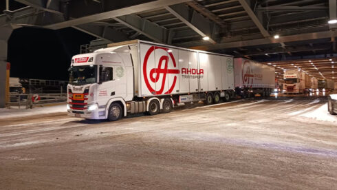 ”Att modernisera reglerna för längre lastbilsekipage är ett viktigt steg”, säger Transportföretagen. Foto: Ahola.