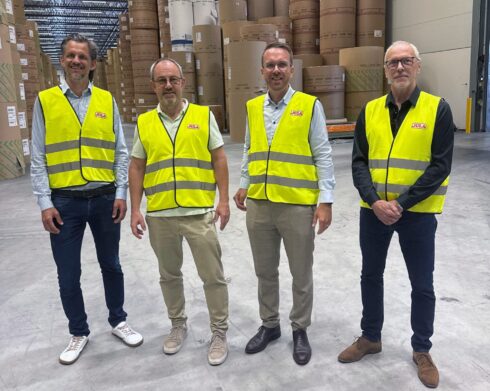 Från vänster ses Lennart Karlsson, vd, Jula Logistics, Simon Zubeyde (KD), Andreas Carlsson (KD, infrastrukturminister och Pietro Montebovi, infrastrukturchef Jula Logistics. Foto: Jula Logistics.