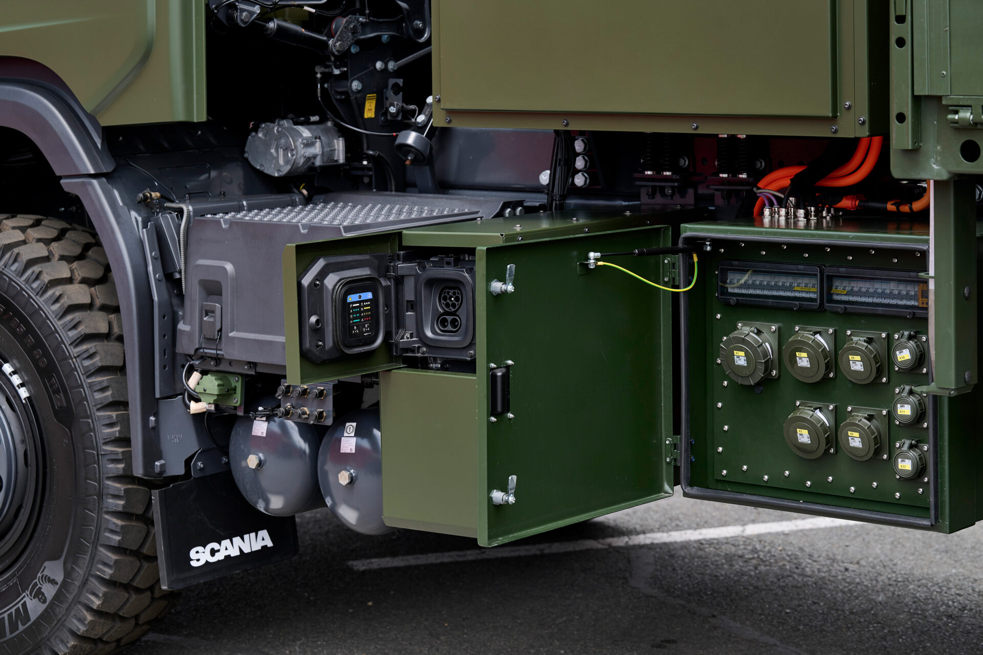 Ladduttaget på Scanias hybrida försvarslastbil. Fordonet har en batterikapacitet på 208 kWh och kan användas för både elektrisk framdrivning och extern energiförsörjning. Foto: Scania Group.