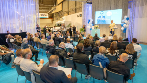   Infrastrukturminister Andreas Carlson (KD) inviger Elmia Lastbil 2026 och deltar även i en av två politiska debatter under mässan. Bild från mässans invigning 2024.