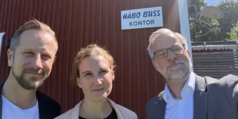 I bild från vänster: Martin Pagrotsky, ordförande Sverige Bussföretag, Frida Mattsson, administrativ chef, Håbo Buss, Jonas Hagelqvist, vd Sveriges Bussföretag och Transportföretagen. Foto: Transportföretagen.