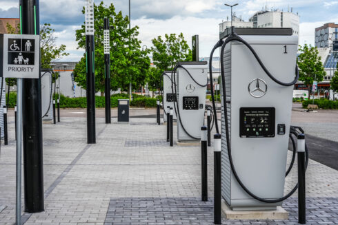   Mercedes-Benz öppnar sin fösta egna laddstation i Sverige i Arlandastad. Foto: Mercedes-Benz.