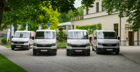 I mitten av juni 2026 överlämnades de fyra första MAN TGE-fordonen för transport av kontanter och värdesaker till den polska posten i Rozalinpalatset nära Warszawa. Foto: MAN.