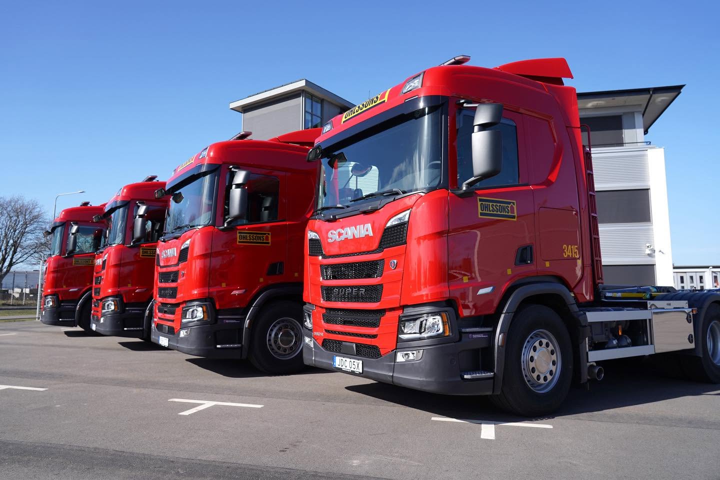 En stor del av flottan består av lastbilar från Scania. Här leverans av fyra nya fordon. Foto: Scania.